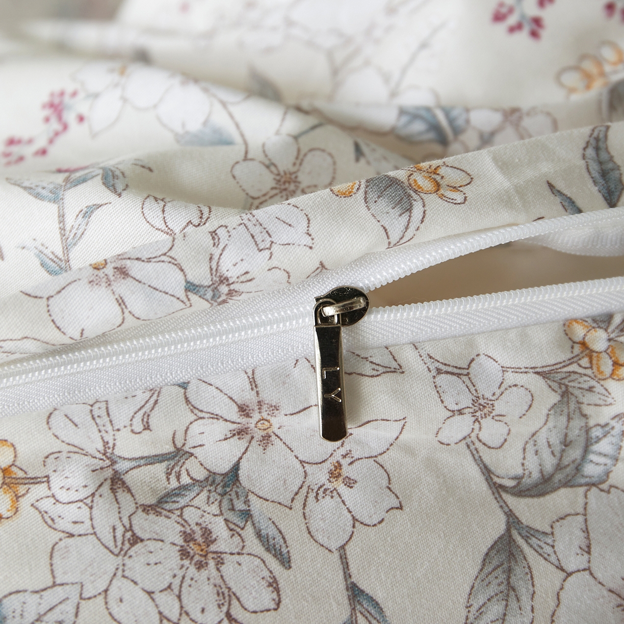 91家纺网 家纺一手货源 找家纺 绫韵家纺 2026春夏新款13372全棉ins小碎花纯棉田园风床单床笠四件套系绳蝴蝶结系列 花田喜事