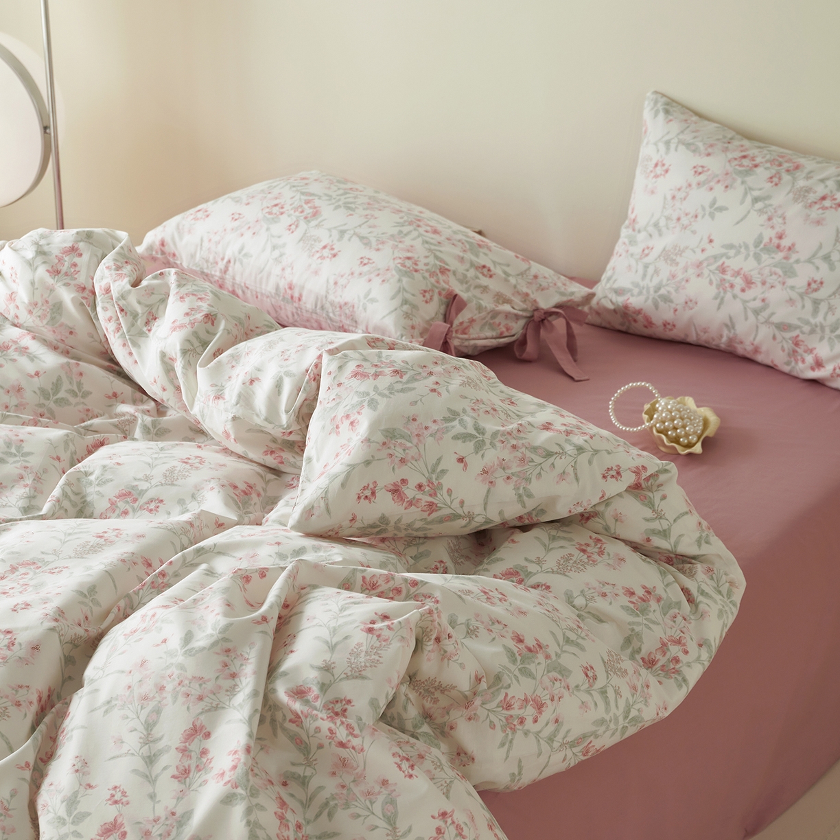 91家纺网 家纺一手货源 找家纺 绫韵家纺 2026春夏新款13372全棉ins小碎花纯棉田园风床单床笠四件套系绳蝴蝶结系列 沉香