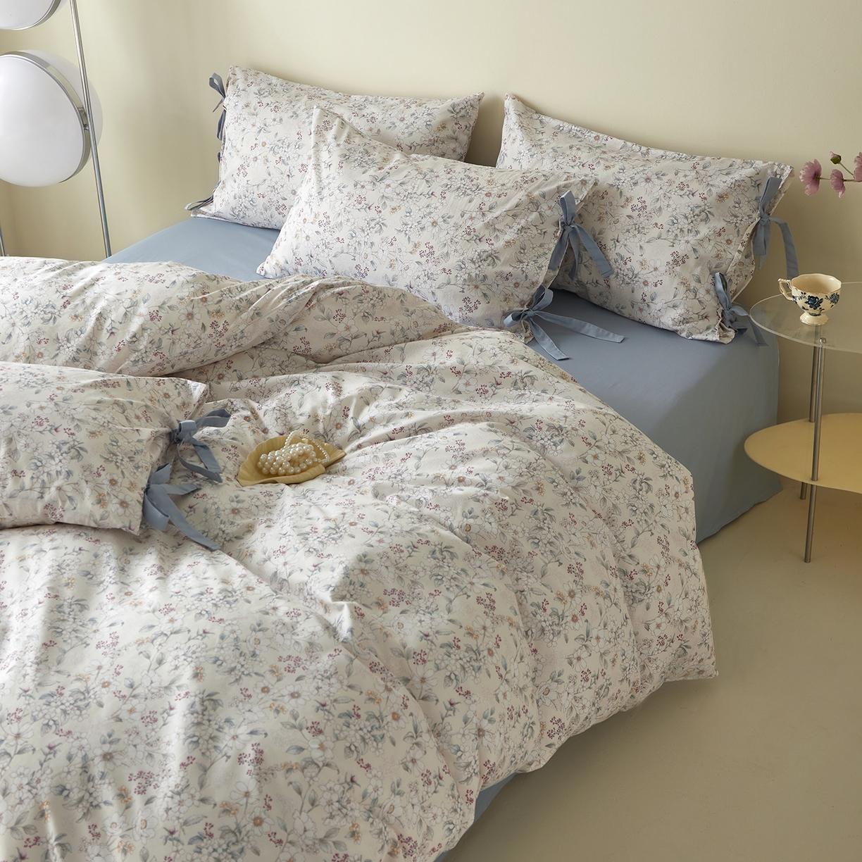 91家纺网 家纺一手货源 找家纺 绫韵家纺 2026春夏新款13372全棉ins小碎花纯棉田园风床单床笠四件套系绳蝴蝶结系列 花田喜事