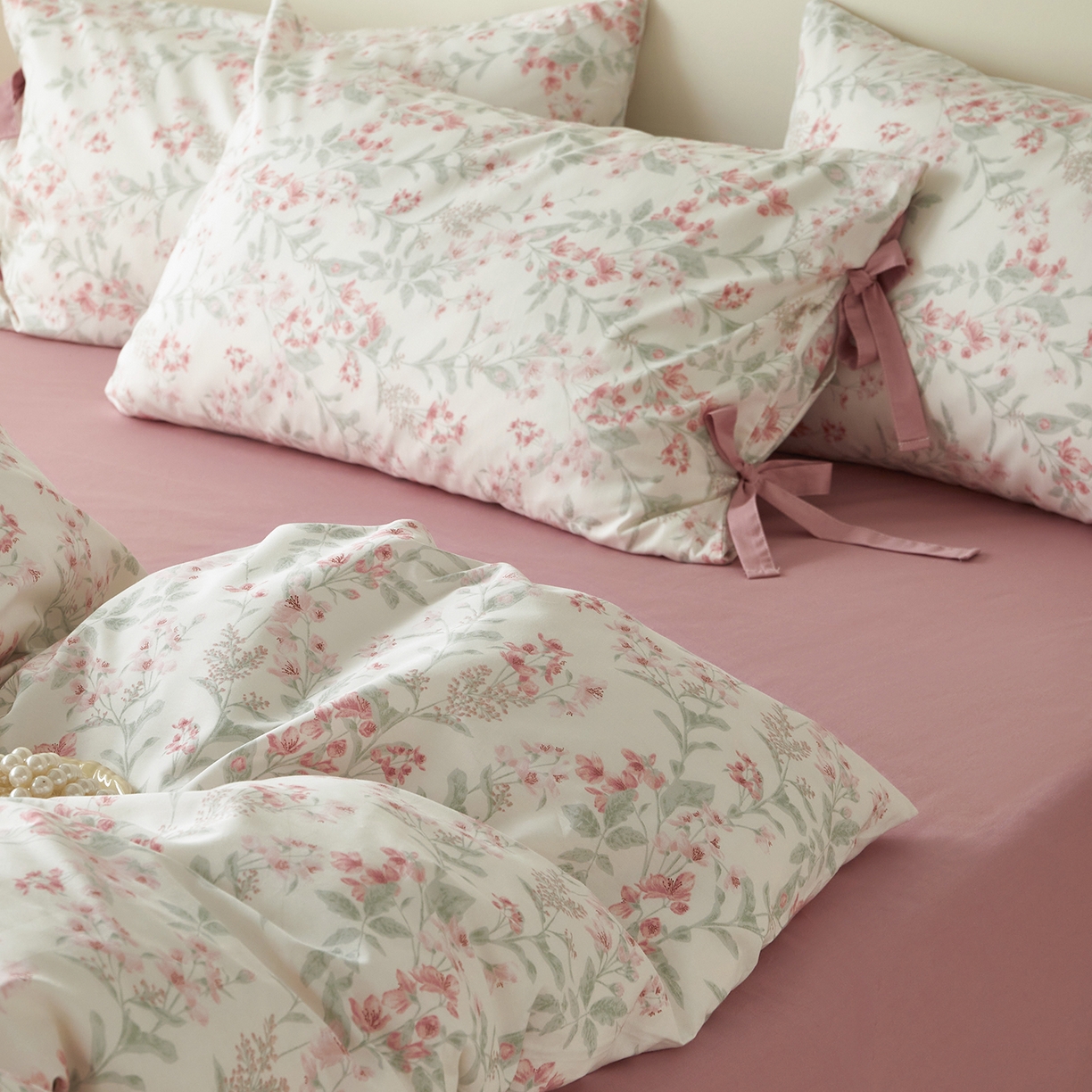 91家纺网 家纺一手货源 找家纺 绫韵家纺 2026春夏新款13372全棉ins小碎花纯棉田园风床单床笠四件套系绳蝴蝶结系列 沉香