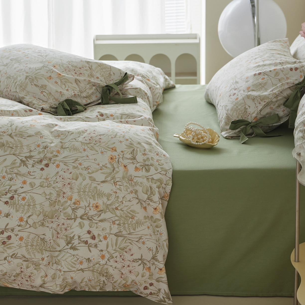 91家纺网 家纺一手货源 找家纺 绫韵家纺 2026春夏新款13372全棉ins小碎花纯棉田园风床单床笠四件套系绳蝴蝶结系列 贝贝利亚