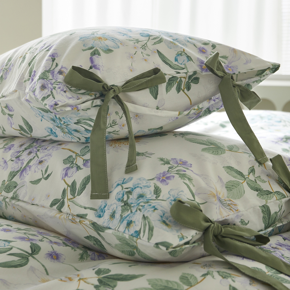 91家纺网 家纺一手货源 找家纺 绫韵家纺 2026春夏新款13372全棉ins小碎花纯棉田园风床单床笠四件套系绳蝴蝶结系列 丹恒