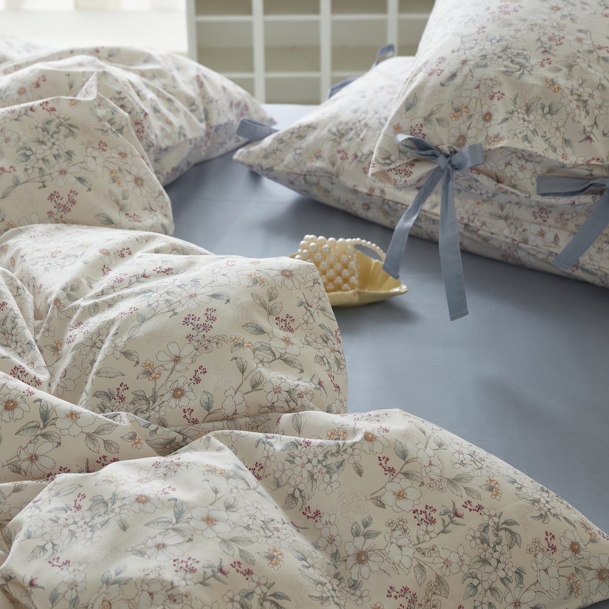 91家纺网 家纺一手货源 找家纺 绫韵家纺 2026春夏新款13372全棉ins小碎花纯棉田园风床单床笠四件套系绳蝴蝶结系列 花田喜事