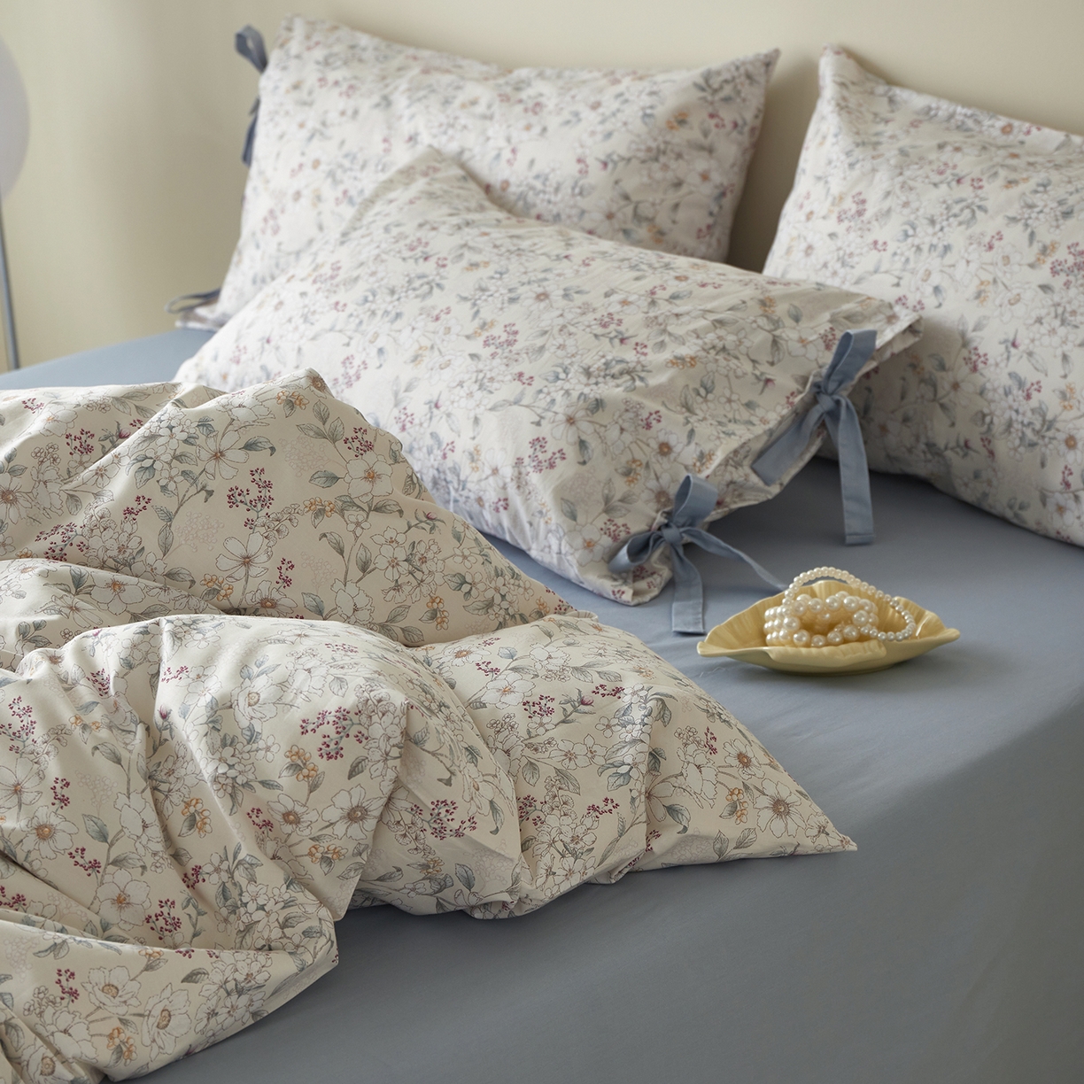 91家纺网 家纺一手货源 找家纺 绫韵家纺 2026春夏新款13372全棉ins小碎花纯棉田园风床单床笠四件套系绳蝴蝶结系列 花田喜事