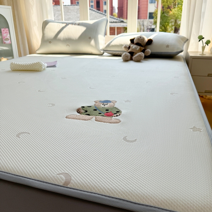 91家纺网 家纺一手货源 找家纺 凯罗 2026凯罗新款卡通印加绣花小红书爆款凉豆豆绣花床笠可水洗床笠款 呆酱熊