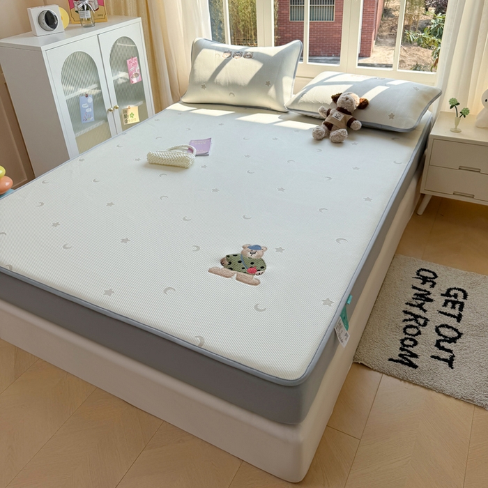 91家纺网 家纺一手货源 找家纺 凯罗 2026凯罗新款卡通印加绣花小红书爆款凉豆豆绣花床笠可水洗床笠款 呆酱熊