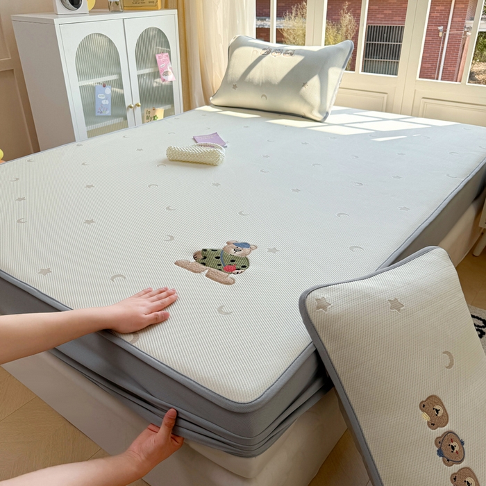 91家纺网 家纺一手货源 找家纺 凯罗 2026凯罗新款卡通印加绣花小红书爆款凉豆豆绣花床笠可水洗床笠款 呆酱熊