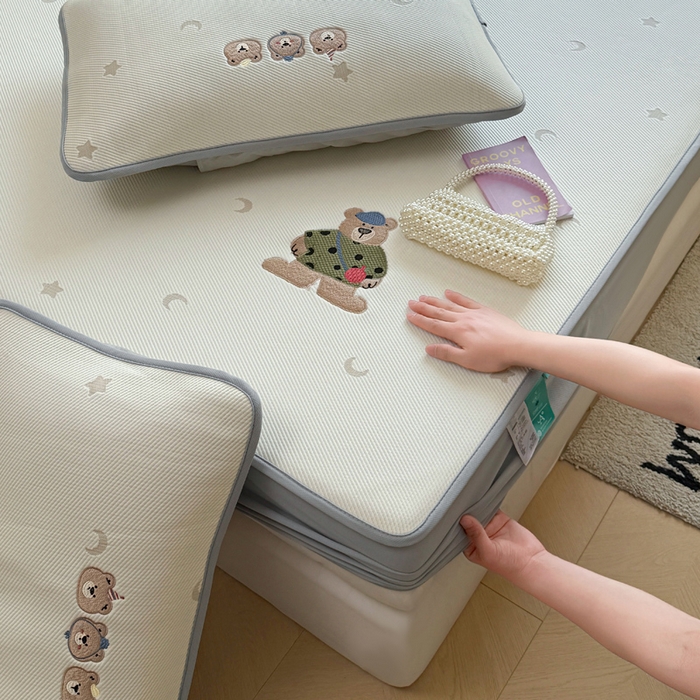 91家纺网 家纺一手货源 找家纺 凯罗 2026凯罗新款卡通印加绣花小红书爆款凉豆豆绣花床笠可水洗床笠款 呆酱熊