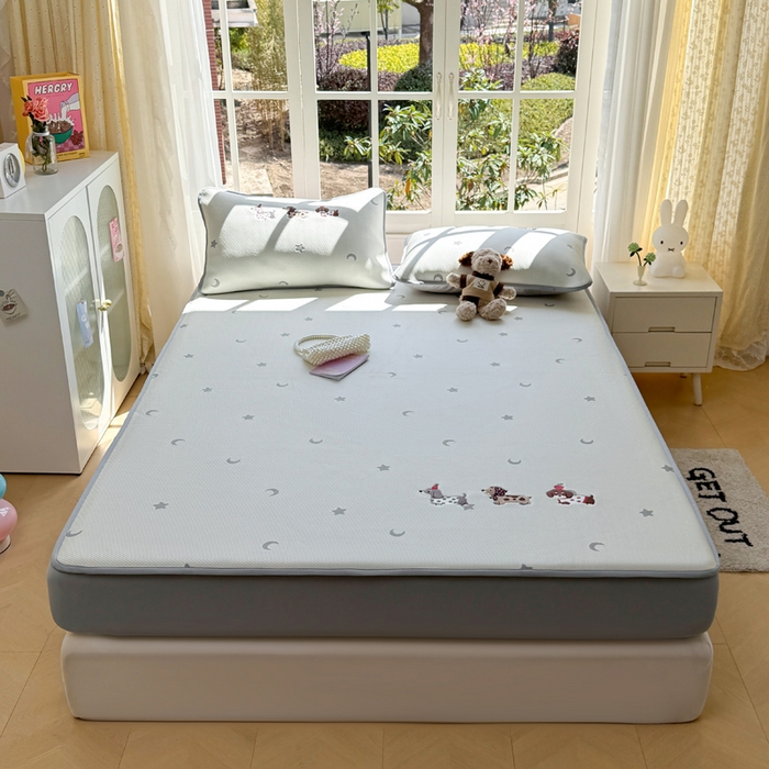 91家纺网 家纺一手货源 找家纺 凯罗 2026凯罗新款卡通印加绣花小红书爆款凉豆豆绣花床笠可水洗床笠款 淘气腊肠犬