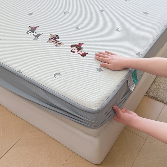 91家纺网 家纺一手货源 找家纺 凯罗 2026凯罗新款卡通印加绣花小红书爆款凉豆豆绣花床笠可水洗床笠款 淘气腊肠犬