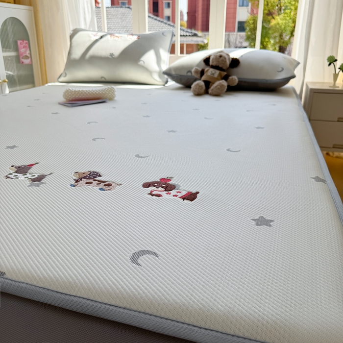 91家纺网 家纺一手货源 找家纺 凯罗 2026凯罗新款卡通印加绣花小红书爆款凉豆豆绣花床笠可水洗床笠款 淘气腊肠犬