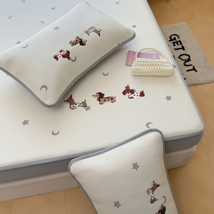 91家纺网 家纺一手货源 找家纺 凯罗 2026凯罗新款卡通印加绣花小红书爆款凉豆豆绣花床笠可水洗床笠款 淘气腊肠犬