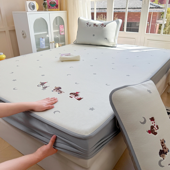 91家纺网 家纺一手货源 找家纺 凯罗 2026凯罗新款卡通印加绣花小红书爆款凉豆豆绣花床笠可水洗床笠款 淘气腊肠犬