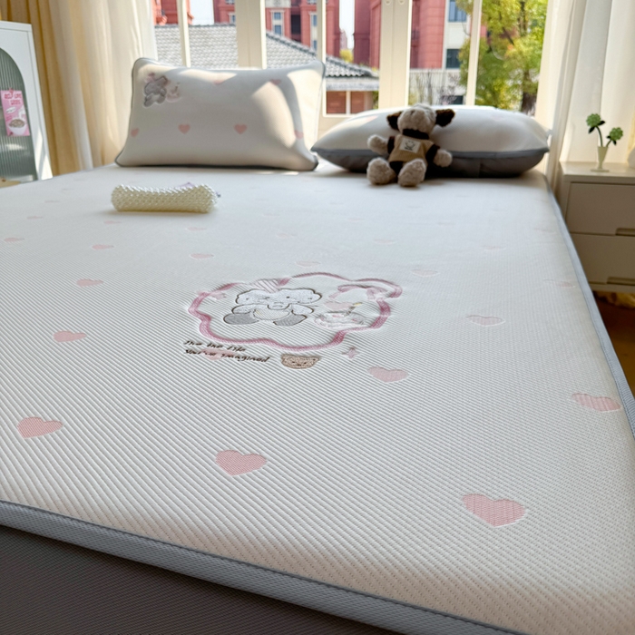 91家纺网 家纺一手货源 找家纺 凯罗 2026凯罗新款卡通印加绣花小红书爆款凉豆豆绣花床笠可水洗床笠款 甜甜烘焙屋