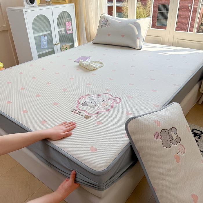 91家纺网 家纺一手货源 找家纺 凯罗 2026凯罗新款卡通印加绣花小红书爆款凉豆豆绣花床笠可水洗床笠款 甜甜烘焙屋