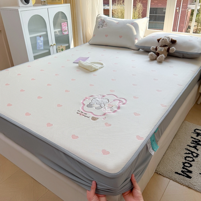 91家纺网 家纺一手货源 找家纺 凯罗 2026凯罗新款卡通印加绣花小红书爆款凉豆豆绣花床笠可水洗床笠款 甜甜烘焙屋