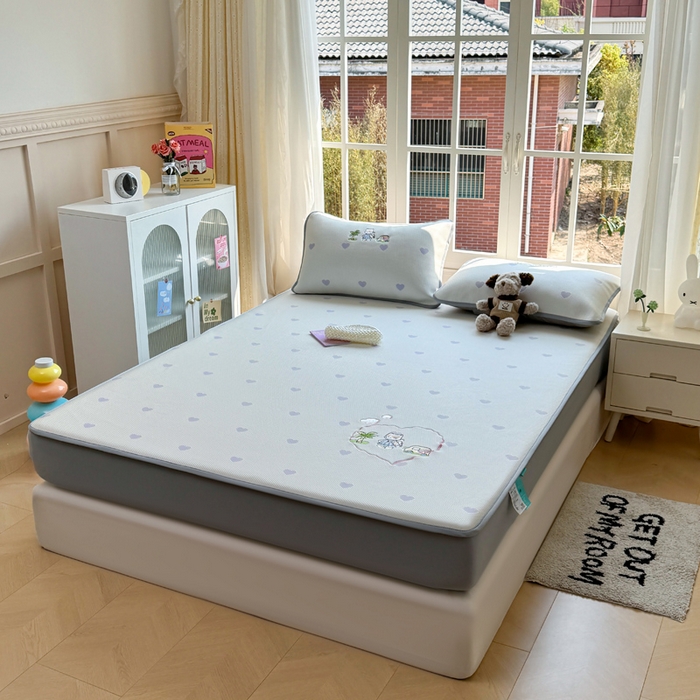 91家纺网 家纺一手货源 找家纺 凯罗 2026凯罗新款卡通印加绣花小红书爆款凉豆豆绣花床笠可水洗床笠款 西西去上学