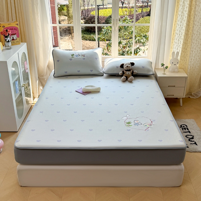 91家纺网 家纺一手货源 找家纺 凯罗 2026凯罗新款卡通印加绣花小红书爆款凉豆豆绣花床笠可水洗床笠款 西西去上学