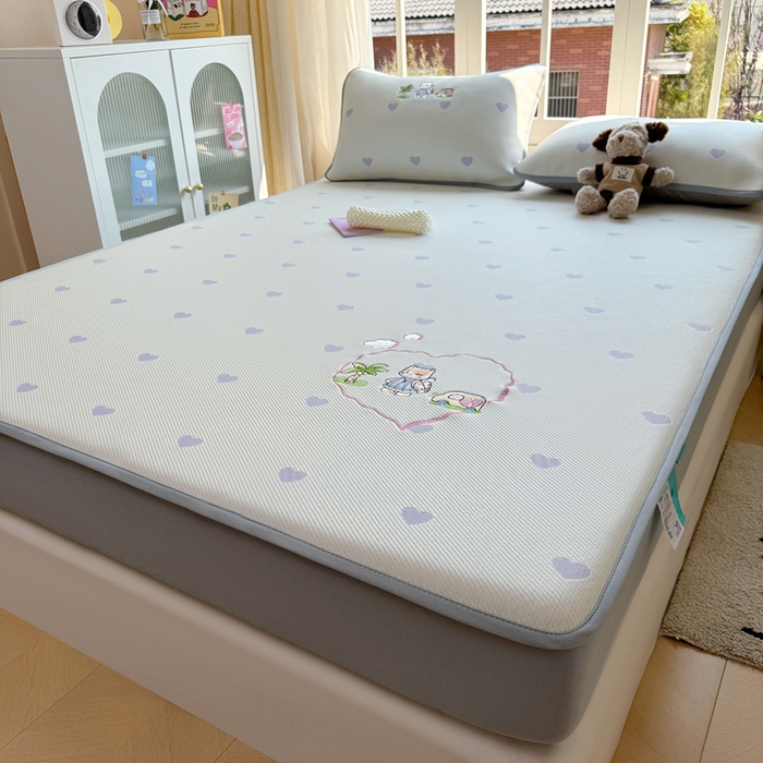 91家纺网 家纺一手货源 找家纺 凯罗 2026凯罗新款卡通印加绣花小红书爆款凉豆豆绣花床笠可水洗床笠款 西西去上学