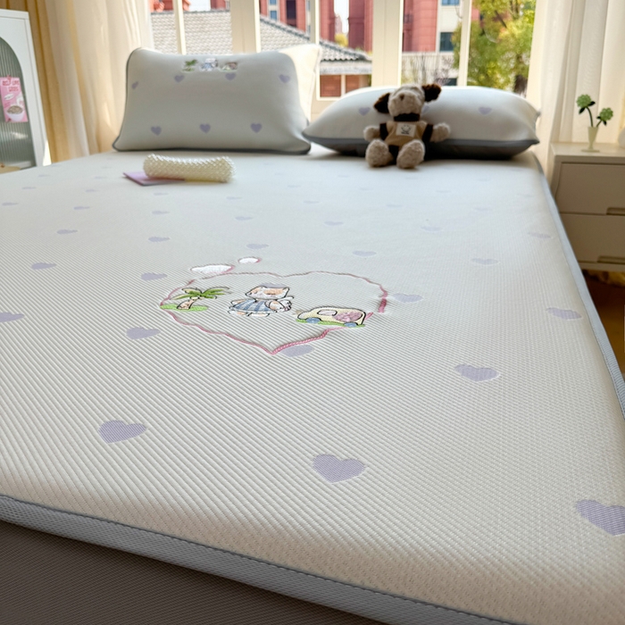 91家纺网 家纺一手货源 找家纺 凯罗 2026凯罗新款卡通印加绣花小红书爆款凉豆豆绣花床笠可水洗床笠款 西西去上学