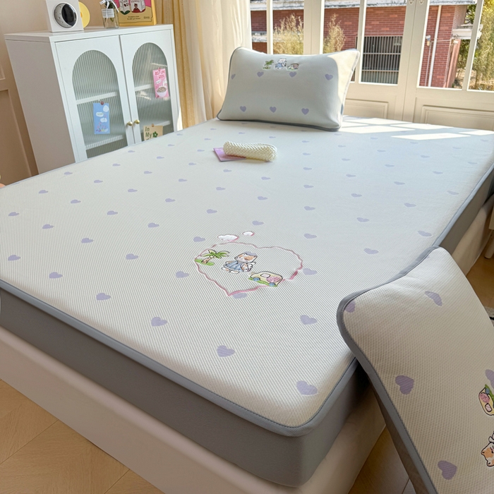 91家纺网 家纺一手货源 找家纺 凯罗 2026凯罗新款卡通印加绣花小红书爆款凉豆豆绣花床笠可水洗床笠款 西西去上学