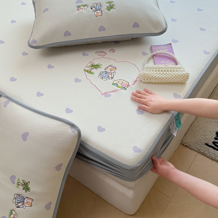 91家纺网 家纺一手货源 找家纺 凯罗 2026凯罗新款卡通印加绣花小红书爆款凉豆豆绣花床笠可水洗床笠款 西西去上学