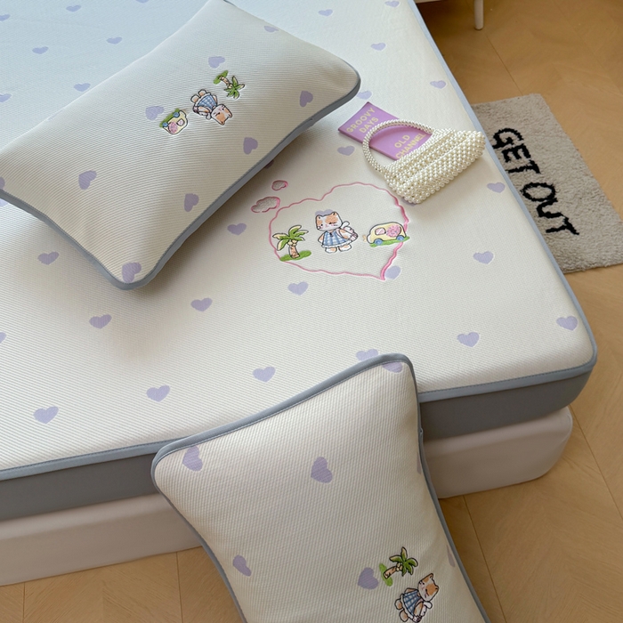 91家纺网 家纺一手货源 找家纺 凯罗 2026凯罗新款卡通印加绣花小红书爆款凉豆豆绣花床笠可水洗床笠款 西西去上学