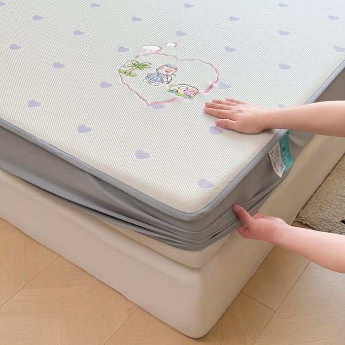 91家纺网 家纺一手货源 找家纺 凯罗 2026凯罗新款卡通印加绣花小红书爆款凉豆豆绣花床笠可水洗床笠款 西西去上学