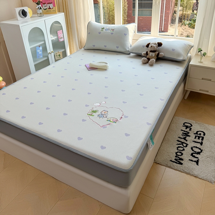 91家纺网 家纺一手货源 找家纺 凯罗 2026凯罗新款卡通印加绣花小红书爆款凉豆豆绣花床笠可水洗床笠款 西西去上学