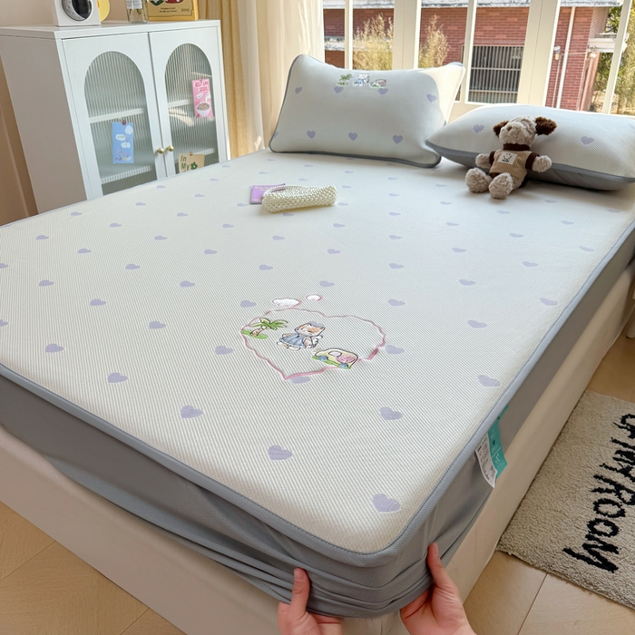 91家纺网 家纺一手货源 找家纺 凯罗 2026凯罗新款卡通印加绣花小红书爆款凉豆豆绣花床笠可水洗床笠款 西西去上学