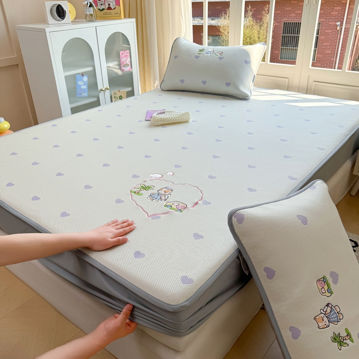 91家纺网 家纺一手货源 找家纺 凯罗 2026凯罗新款卡通印加绣花小红书爆款凉豆豆绣花床笠可水洗床笠款 西西去上学