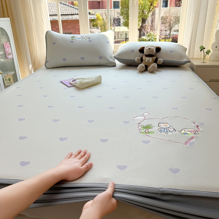 91家纺网 家纺一手货源 找家纺 凯罗 2026凯罗新款卡通印加绣花小红书爆款凉豆豆绣花床笠可水洗床笠款 西西去上学