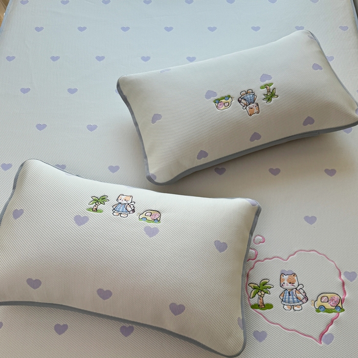 91家纺网 家纺一手货源 找家纺 凯罗 2026凯罗新款卡通印加绣花小红书爆款凉豆豆绣花床笠可水洗床笠款 西西去上学