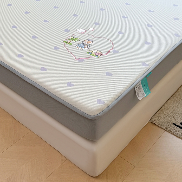 91家纺网 家纺一手货源 找家纺 凯罗 2026凯罗新款卡通印加绣花小红书爆款凉豆豆绣花床笠可水洗床笠款 西西去上学