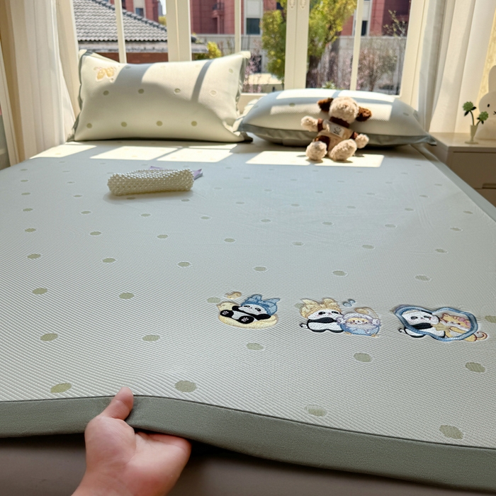 91家纺网 家纺一手货源 找家纺 凯罗 2026凯罗新款卡通印加绣花小红书爆款凉豆豆绣花床席可水洗床席款 泡泡熊猫乐
