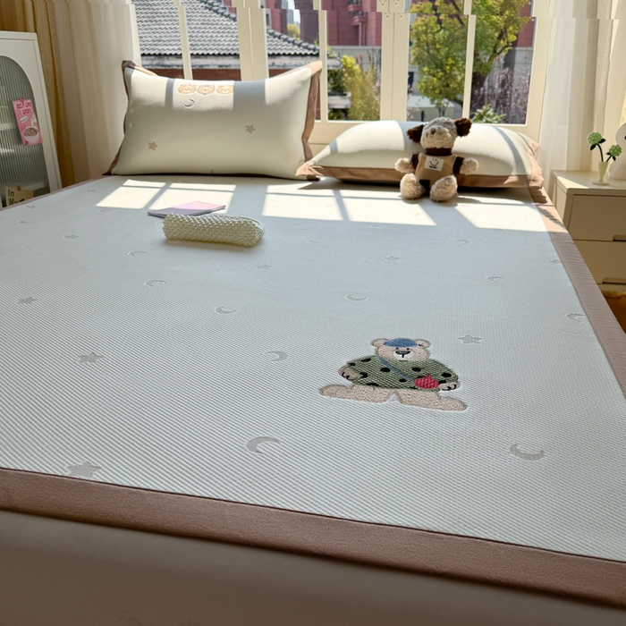 91家纺网 家纺一手货源 找家纺 凯罗 2026凯罗新款卡通印加绣花小红书爆款凉豆豆绣花床席可水洗床席款 呆酱熊