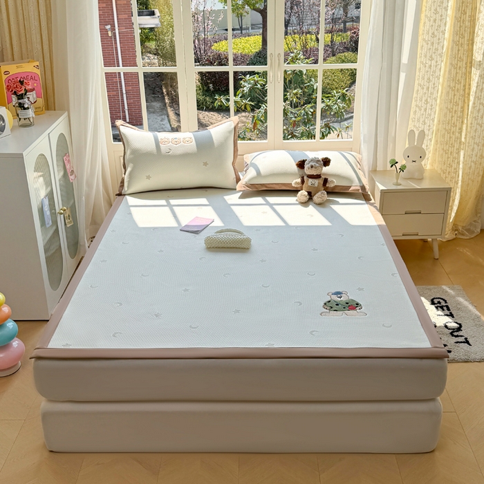 91家纺网 家纺一手货源 找家纺 凯罗 2026凯罗新款卡通印加绣花小红书爆款凉豆豆绣花床席可水洗床席款 呆酱熊