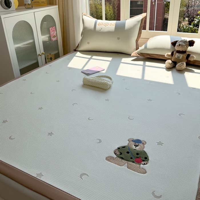 91家纺网 家纺一手货源 找家纺 凯罗 2026凯罗新款卡通印加绣花小红书爆款凉豆豆绣花床席可水洗床席款 呆酱熊