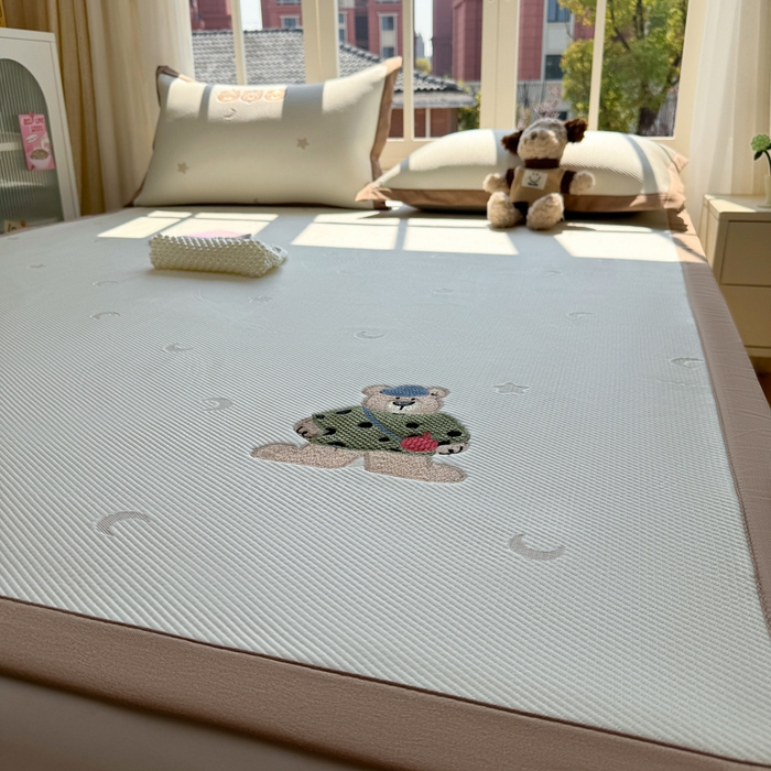 91家纺网 家纺一手货源 找家纺 凯罗 2026凯罗新款卡通印加绣花小红书爆款凉豆豆绣花床席可水洗床席款 呆酱熊