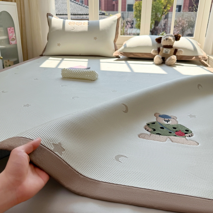 91家纺网 家纺一手货源 找家纺 凯罗 2026凯罗新款卡通印加绣花小红书爆款凉豆豆绣花床席可水洗床席款 呆酱熊