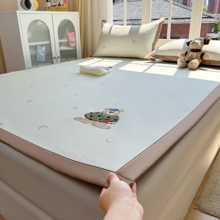 91家纺网 家纺一手货源 找家纺 凯罗 2026凯罗新款卡通印加绣花小红书爆款凉豆豆绣花床席可水洗床席款 呆酱熊