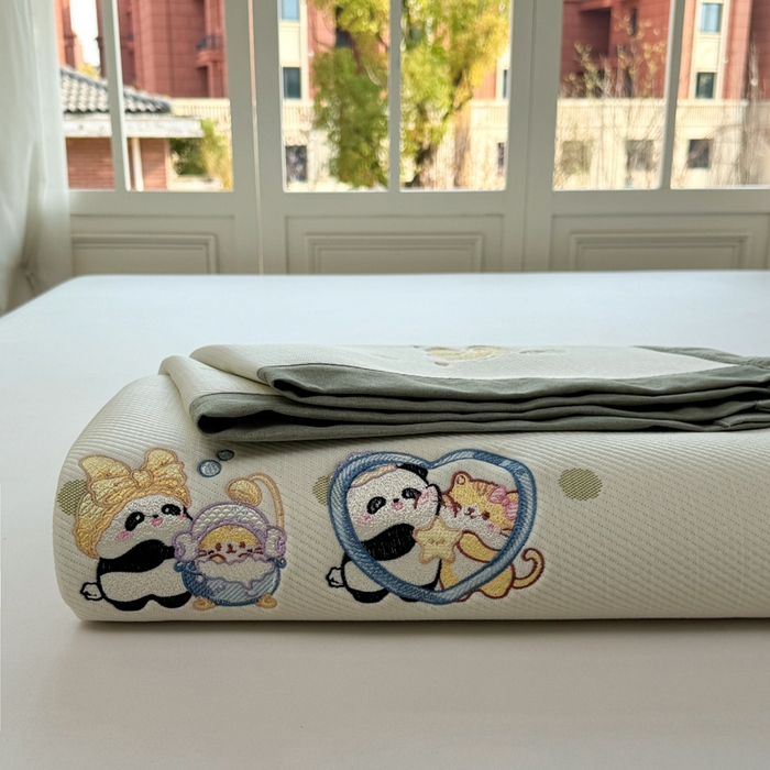 91家纺网 家纺一手货源 找家纺 凯罗 2026凯罗新款卡通印加绣花小红书爆款凉豆豆绣花床席可水洗床席款 泡泡熊猫乐