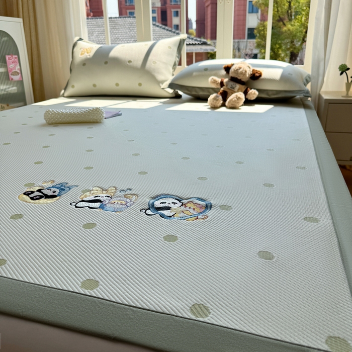 91家纺网 家纺一手货源 找家纺 凯罗 2026凯罗新款卡通印加绣花小红书爆款凉豆豆绣花床席可水洗床席款 泡泡熊猫乐