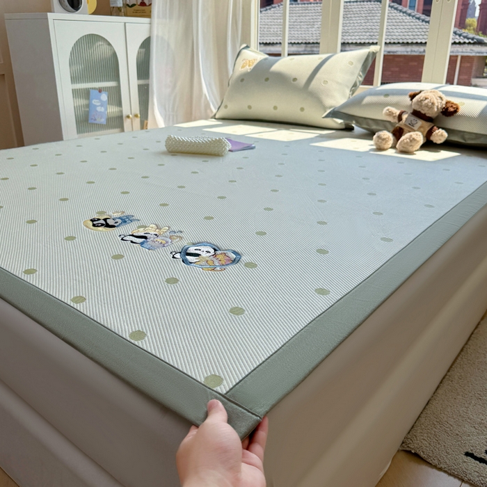 91家纺网 家纺一手货源 找家纺 凯罗 2026凯罗新款卡通印加绣花小红书爆款凉豆豆绣花床席可水洗床席款 泡泡熊猫乐