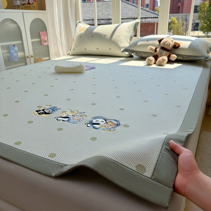 91家纺网 家纺一手货源 找家纺 凯罗 2026凯罗新款卡通印加绣花小红书爆款凉豆豆绣花床席可水洗床席款 泡泡熊猫乐