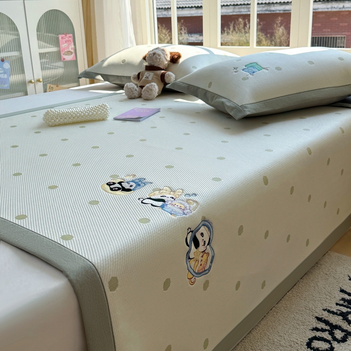 91家纺网 家纺一手货源 找家纺 凯罗 2026凯罗新款卡通印加绣花小红书爆款凉豆豆绣花床席可水洗床席款 泡泡熊猫乐