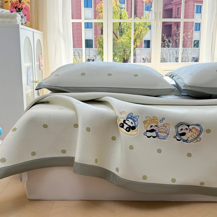 91家纺网 家纺一手货源 找家纺 凯罗 2026凯罗新款卡通印加绣花小红书爆款凉豆豆绣花床席可水洗床席款 泡泡熊猫乐