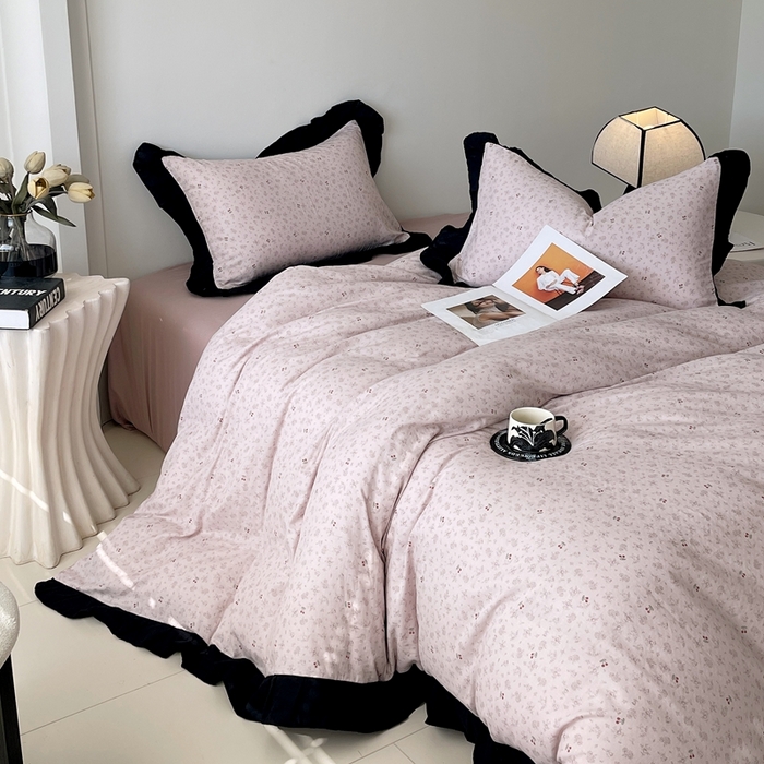 91家纺网 家纺一手货源 找家纺 蜜柚 2026新款全棉双层纱黑色花边复古赫本风四件套 樱桃小曲