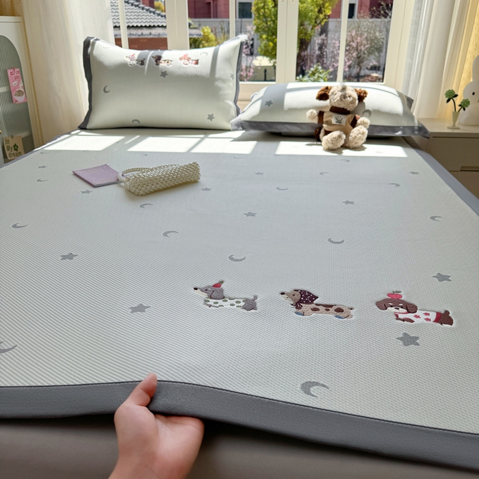 凯罗 2026凯罗新款卡通印加绣花小红书爆款凉豆豆绣花床席可水洗床席款 淘气腊肠犬