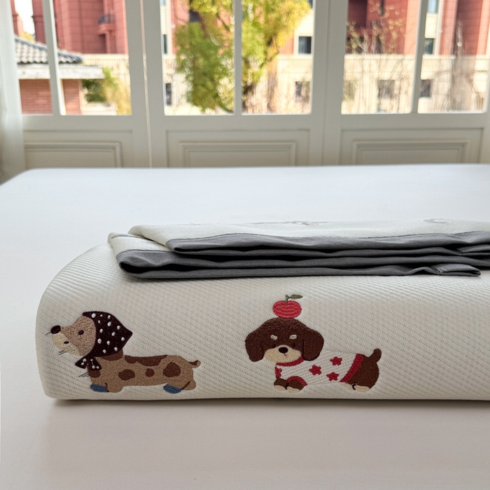 91家纺网 家纺一手货源 找家纺 凯罗 2026凯罗新款卡通印加绣花小红书爆款凉豆豆绣花床席可水洗床席款 淘气腊肠犬